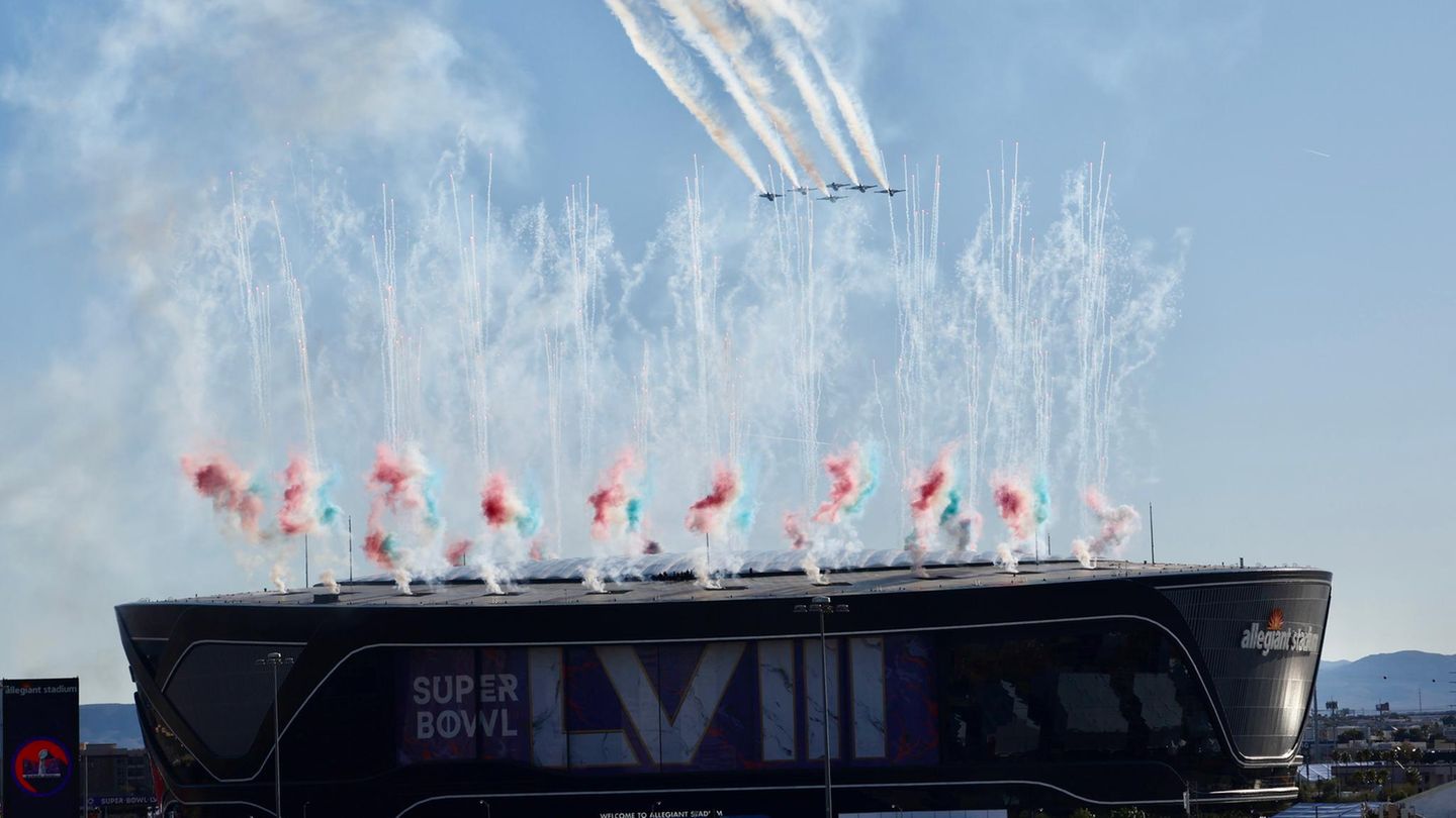 Kurz vor dem Kickoff überflogen die Thunderbirds, eine Kunstflugstaffel der US Airforce, das Allegiant Stadium in Las Vegas