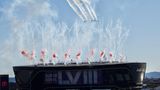 Kurz vor dem Kickoff überflogen die Thunderbirds, eine Kunstflugstaffel der US Airforce, das Allegiant Stadium in Las Vegas