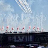 Kurz vor dem Kickoff überflogen die Thunderbirds, eine Kunstflugstaffel der US Airforce, das Allegiant Stadium in Las Vegas