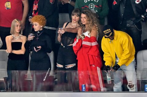 Taylor Swift verfolgt das Finale der American-Football-Saison mit Blake Lively und anderen Freunden
