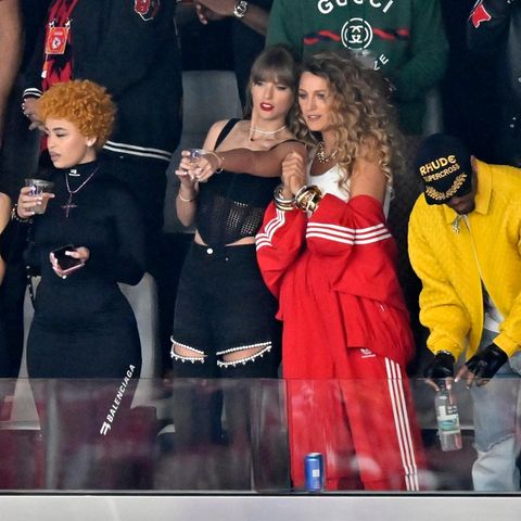 Taylor Swift verfolgt das Finale der American-Football-Saison mit Blake Lively und anderen Freunden