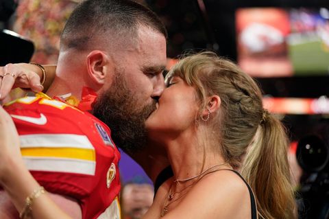 Super Bowl Kiss Swift Kelce