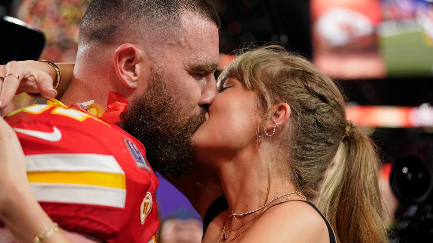 Super Bowl Kiss Swift Kelce
