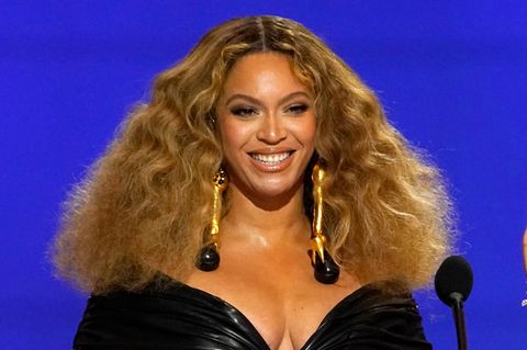 Beyoncé nutzt die Aufmerksamkeit des Super Bowl und kündigt ihr achtes Studioalbum an