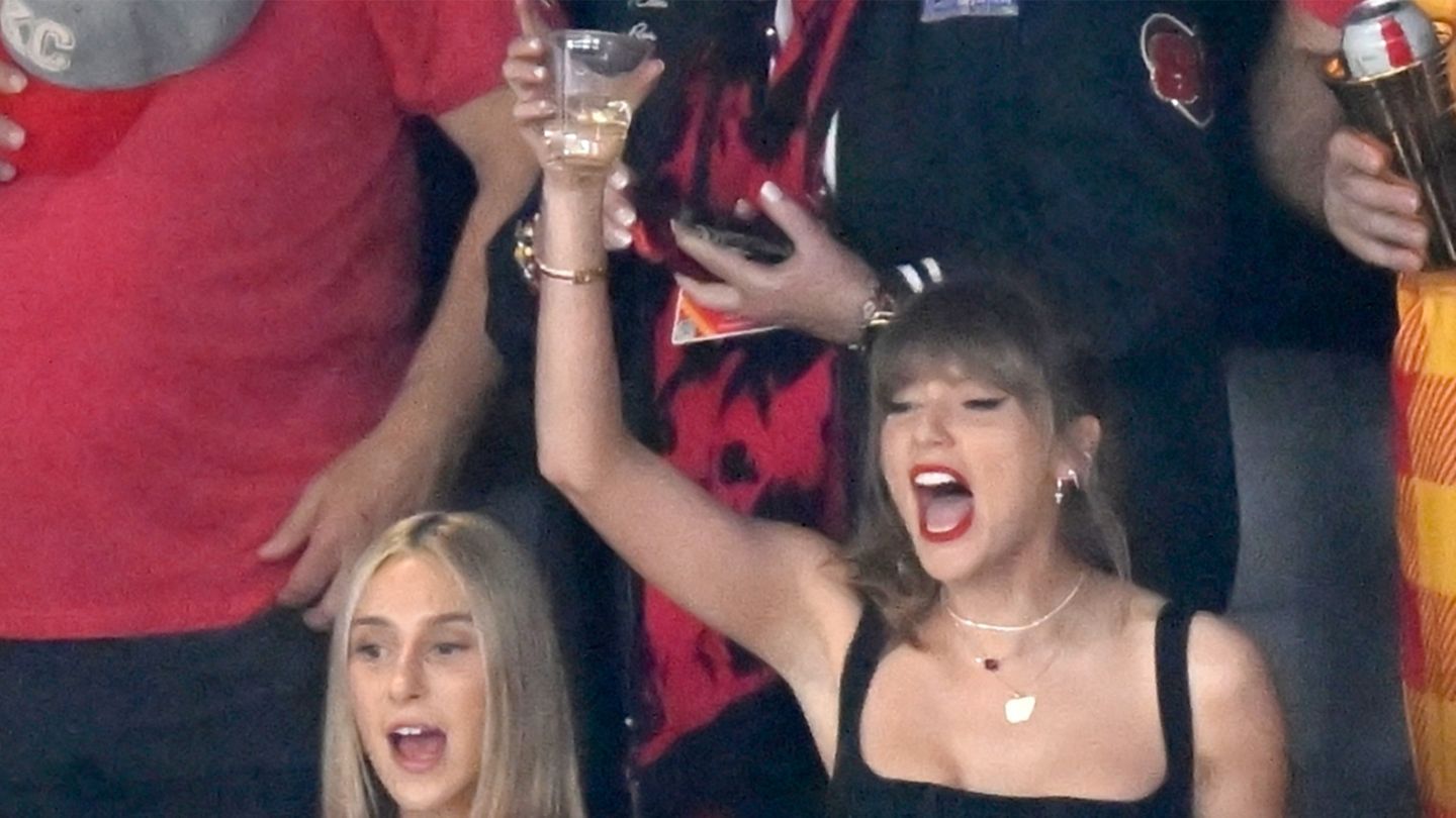 Super Bowl: Taylor Swift wird ausgebuht – und ext als Reaktion ein Bier
