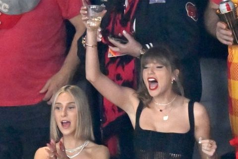 Super Bowl: Taylor Swift wird ausgebuht – und ext als Reaktion ein Bier