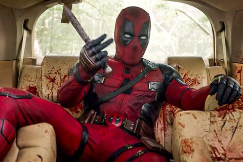 Deadpool auf dem blutigen Rücksitz eines Autos