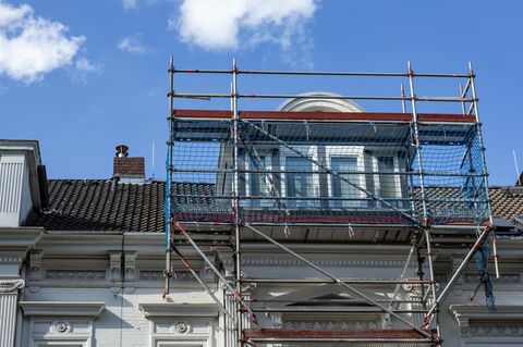Mietschutzversicherung: Eine Dachgeschosswohnung mit einem Gerüst davor.