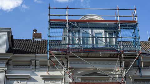 Mietschutzversicherung: Eine Dachgeschosswohnung mit einem Gerüst davor.