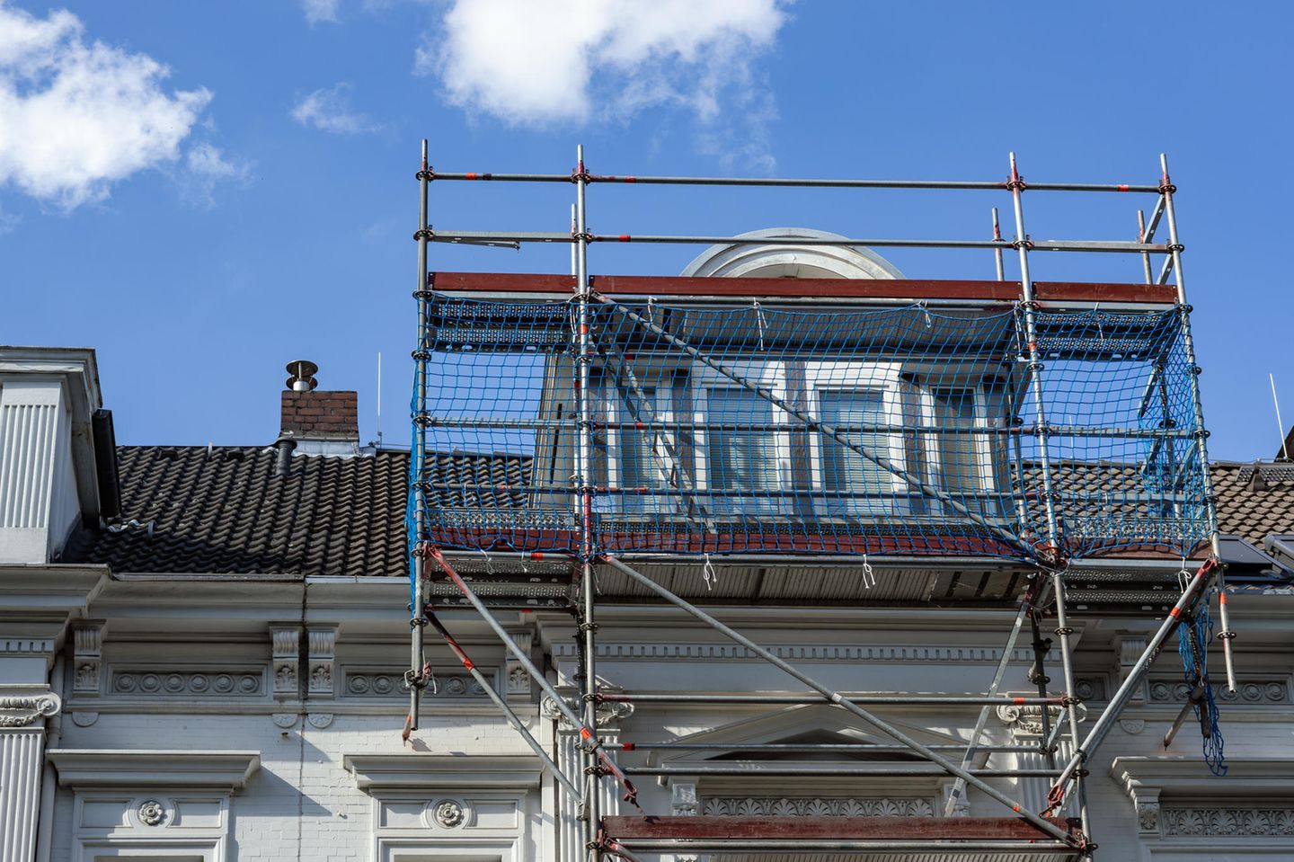 Mietschutzversicherung: Eine Dachgeschosswohnung mit einem Gerüst davor.