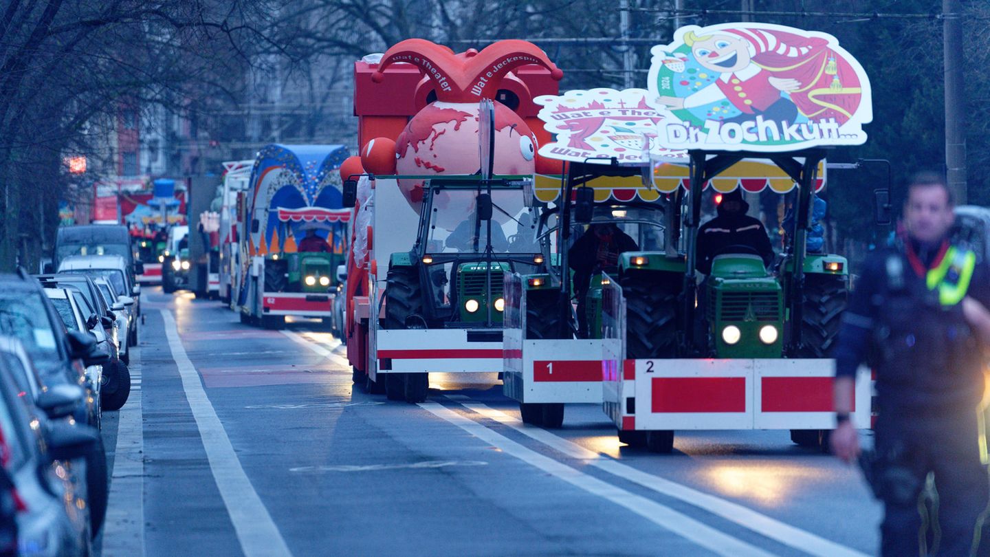 Karnevalswagen fahren vor dem Rosenmontagszug zu ihrem Startpunkt Karnevalswagen fahren vor dem Rosenmontagszug zu ihrem Startpunkt