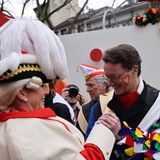 Kölner Bürgermeristerin Henriette Reker begrüßt Ministerpräsident Henrik Wüst in Kostümen