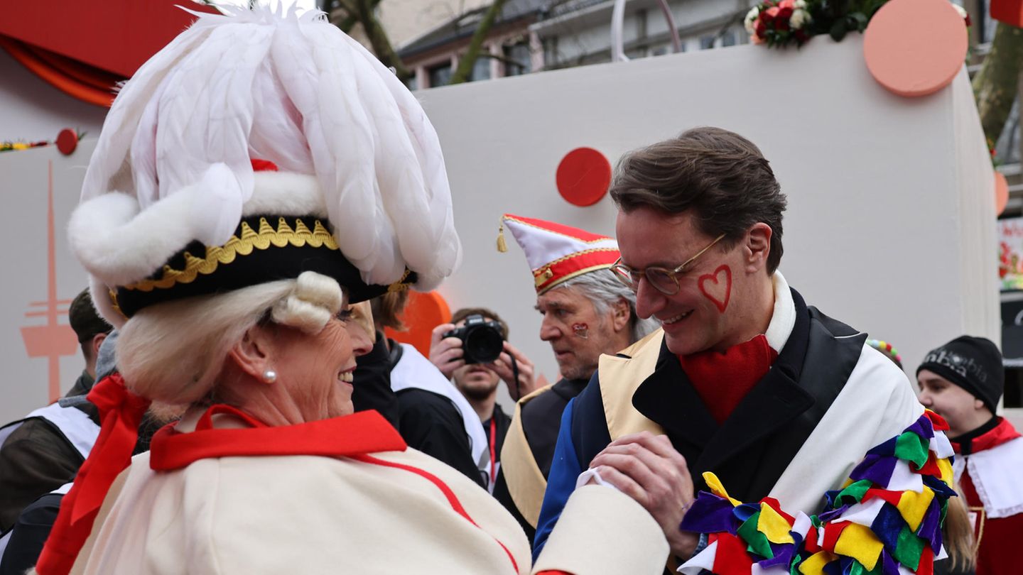 Kölner Bürgermeristerin Henriette Reker begrüßt Ministerpräsident Henrik Wüst in Kostümen