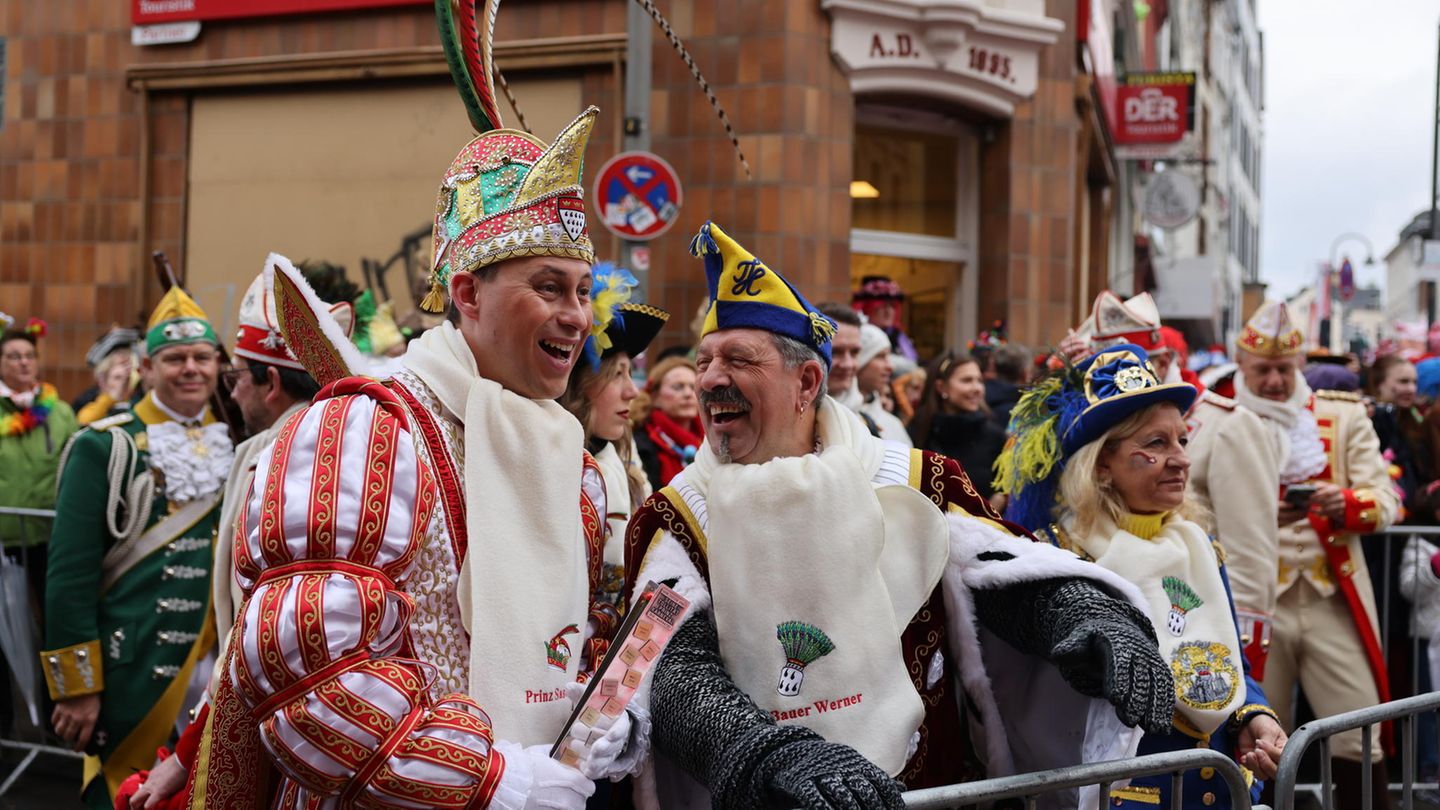 Prinz Karneval Sascha I. (links) und Bauer Werner am Rande des Rosenmontagsumzugs.