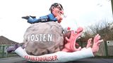 Der Mottowagen zu Bundesgesundheitsminister Lauterbach, Kosten und Krankenhäusern wird zum Rosenmontagszug gefahren