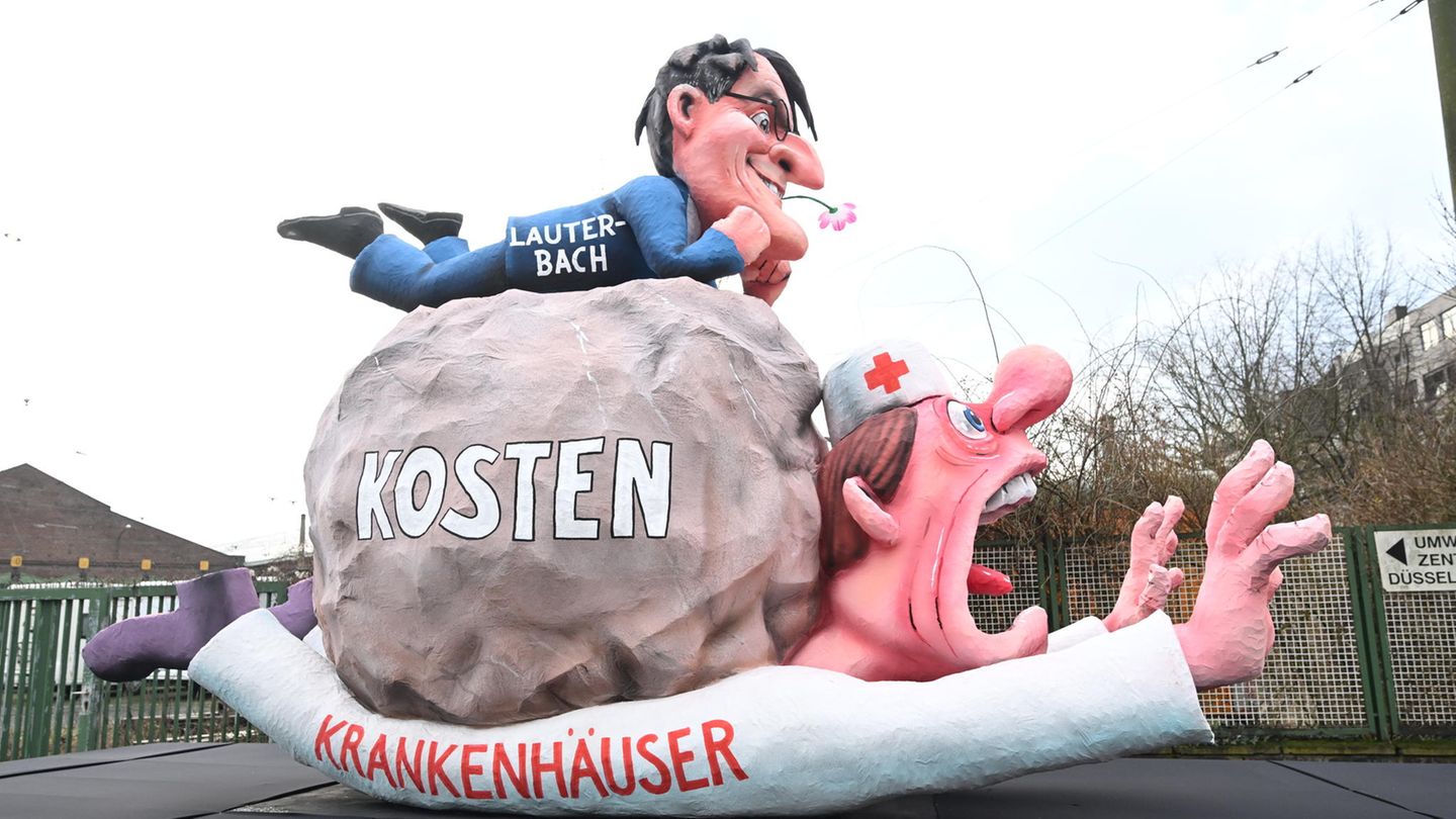 Der Mottowagen zu Bundesgesundheitsminister Lauterbach, Kosten und Krankenhäusern wird zum Rosenmontagszug gefahren