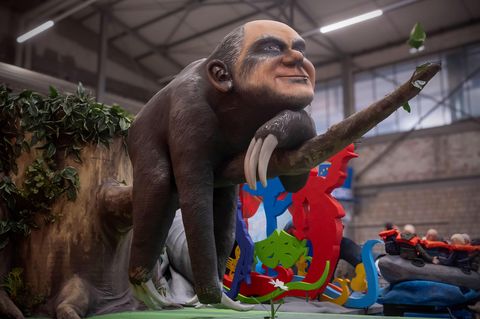 Vorstellung der Rosenmontags-Persiflagewagen in der Kölner Wagenhalle: Bundeskanzler Olaf Scholz als Faultier