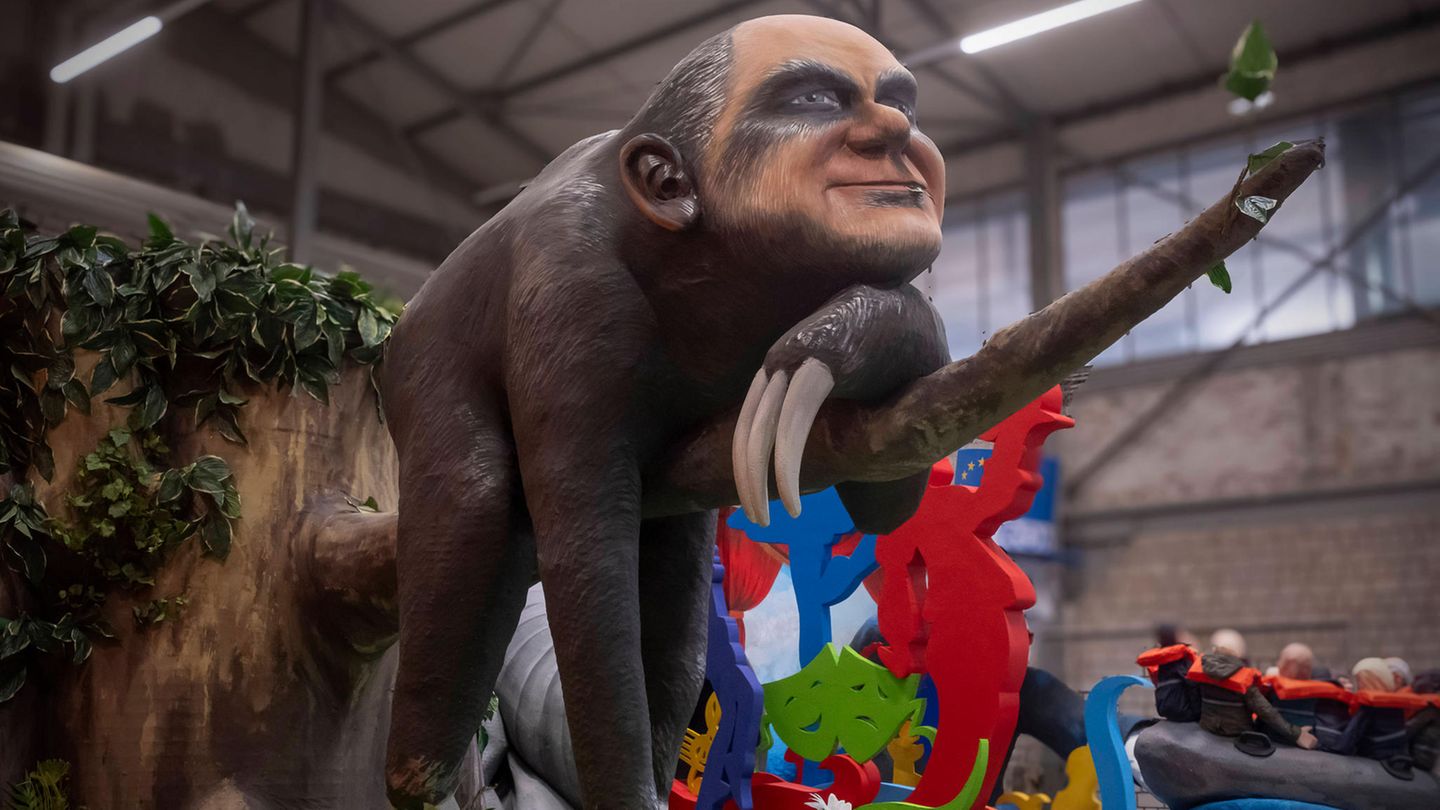 Vorstellung der Rosenmontags-Persiflagewagen in der Kölner Wagenhalle: Bundeskanzler Olaf Scholz als Faultier