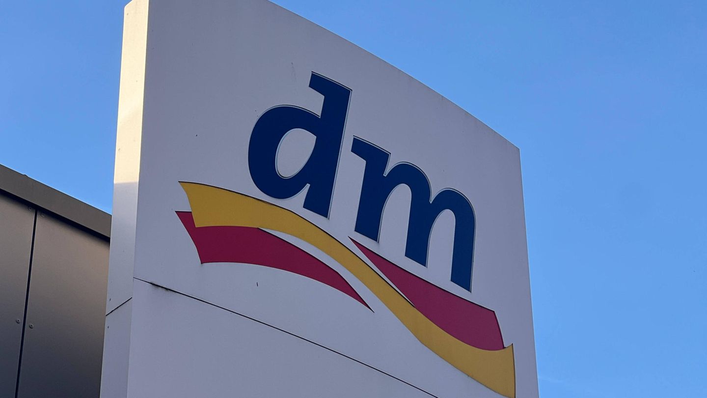 dm-Logo vor einer Filiale