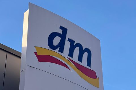 dm-Logo vor einer Filiale