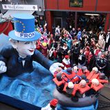 In Köln fährt ein Motivwagen zur Europäischen Grenzschutzagentur Frontex mit