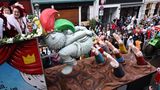 Eine Figur mit heruntergelassener Hose ihren blanken Hintern einigen zum Hitlergruß ausgestreckten Armen entgegen