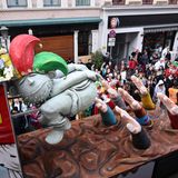 Eine Figur mit heruntergelassener Hose ihren blanken Hintern einigen zum Hitlergruß ausgestreckten Armen entgegen