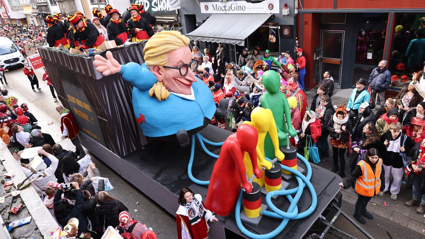 Ein Wagen zeigt wohl AfD-Chefin Alice Weidel, die von den Ampelmännchen groß gemacht wird