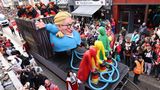 Ein Wagen zeigt wohl AfD-Chefin Alice Weidel, die von den Ampelmännchen groß gemacht wird