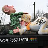 Die russisch-orthodoxe Kirche zu Füßen Putins: Auch der russische Präsident wird in Düsseldorf aufs Korn genommen.