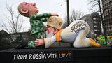 Die russisch-orthodoxe Kirche zu Füßen Putins: Auch der russische Präsident wird in Düsseldorf aufs Korn genommen.