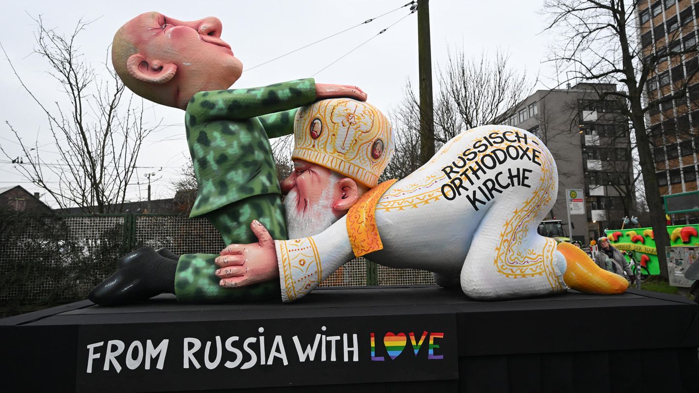 Die russisch-orthodoxe Kirche zu Füßen Putins: Auch der russische Präsident wird in Düsseldorf aufs Korn genommen.