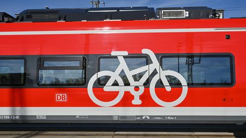 Ein Symbol in Form eines Fahrrades auf einem Zug der Deutschen Bahn