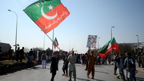 Anhänger der Partei Pakistan Tehrik-e-Insaf (PTI) protestierten gegen angebliche Manipulationen bei den Parlamentswahlen