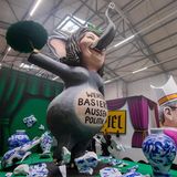 Außenministerin Annalena Baerbock wurde als Elefant im Porzellanladen gezeigt – im Hintergrund Kardinal Woelki