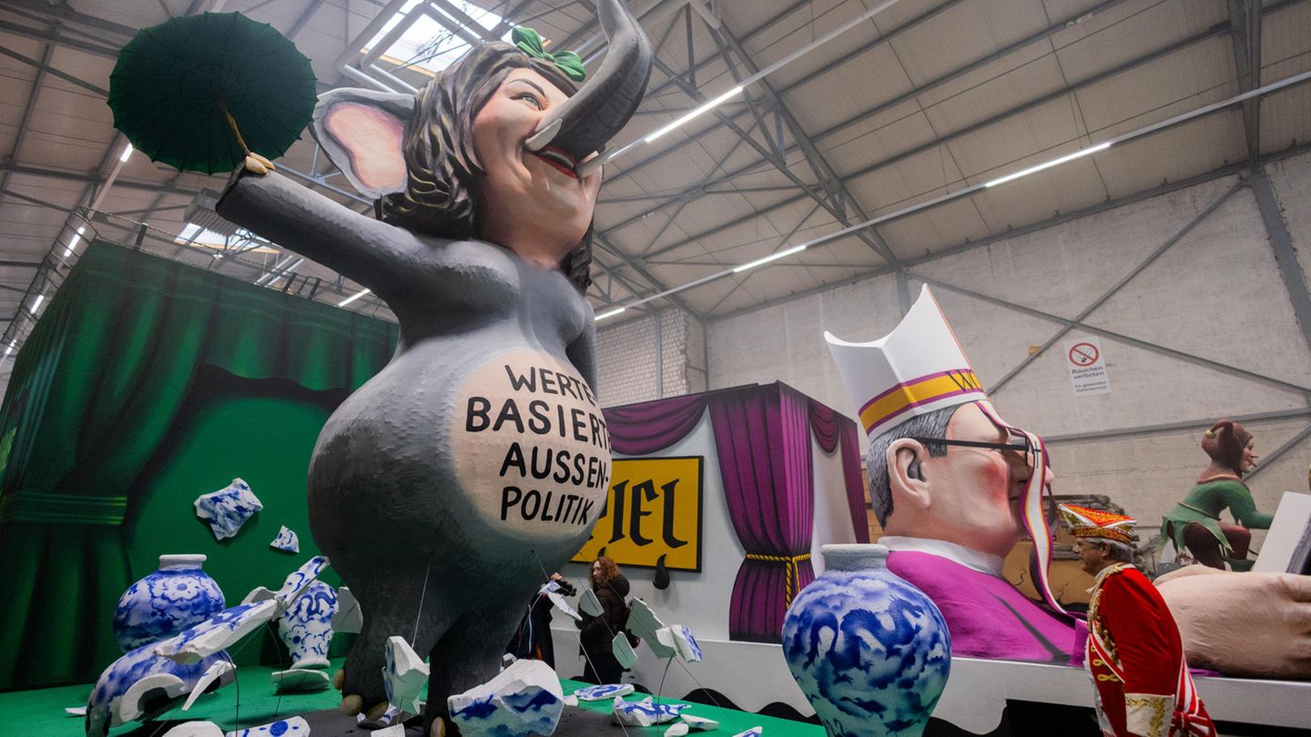 Außenministerin Annalena Baerbock wurde als Elefant im Porzellanladen gezeigt – im Hintergrund Kardinal Woelki