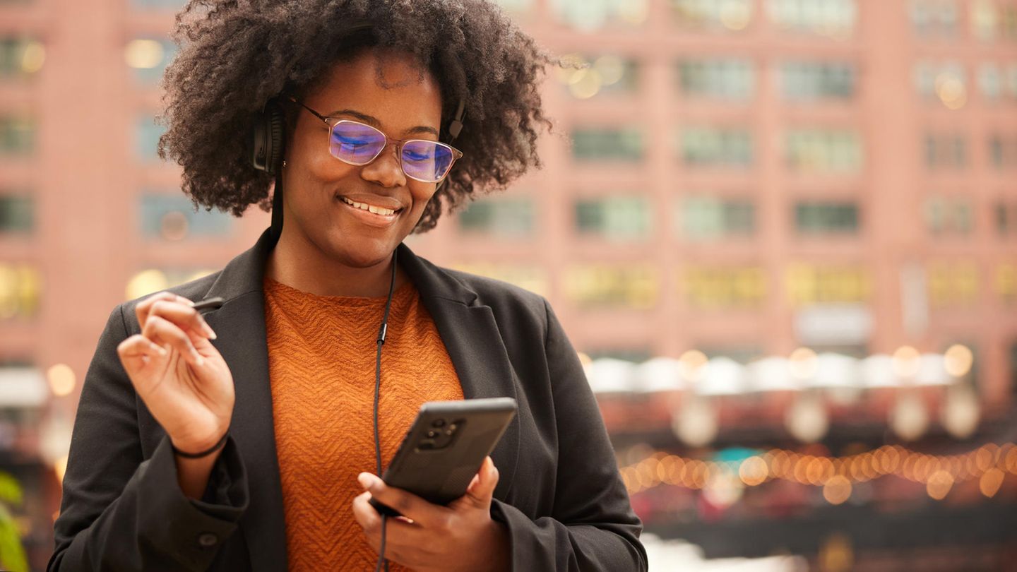 Frau am Handy mit Stift