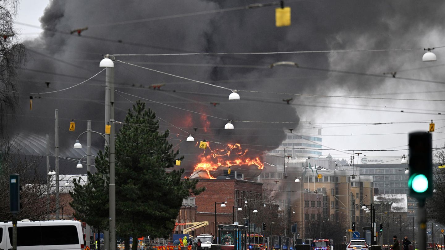 Eine riesige Rauchwolke schwebt über Göteborg, der zweitgrößten Stadt Schwedens