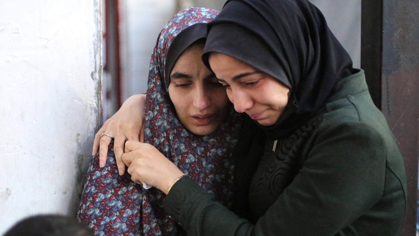 Frauen in Rafah trauern um Angehörige: Die Stadt im Süden Gazas ist die letzte Hochburg der Hamas, die israelische Armee plant offenbar einen Großangriff.
