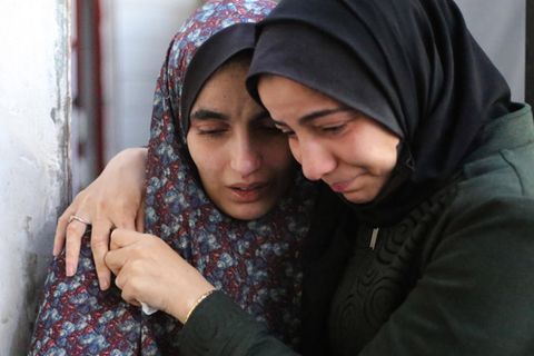 Frauen in Rafah trauern um Angehörige: Die Stadt im Süden Gazas ist die letzte Hochburg der Hamas, die israelische Armee plant offenbar einen Großangriff.