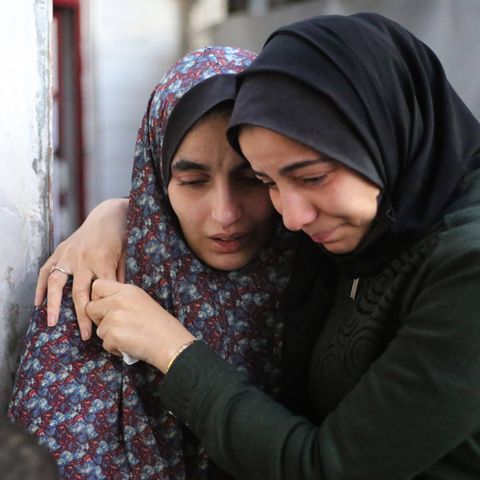 Frauen in Rafah trauern um Angehörige: Die Stadt im Süden Gazas ist die letzte Hochburg der Hamas, die israelische Armee plant offenbar einen Großangriff.