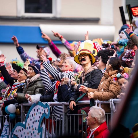 Menschen feiern den Rosenmontag in Köln