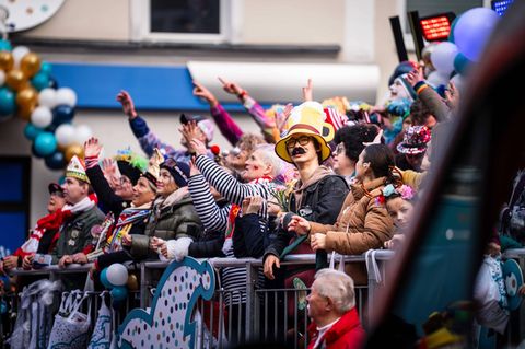 Menschen feiern den Rosenmontag in Köln