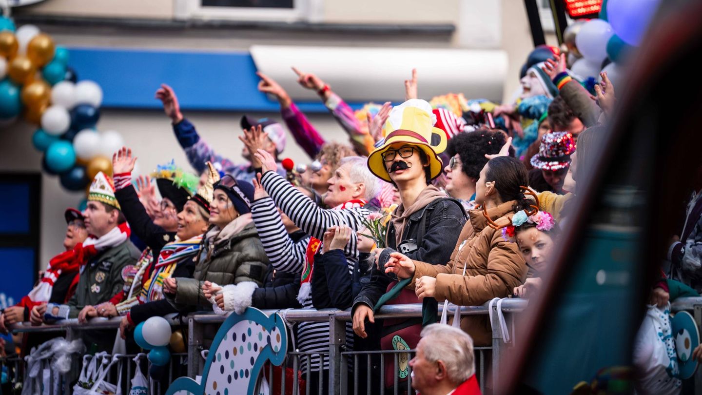 Menschen feiern den Rosenmontag in Köln