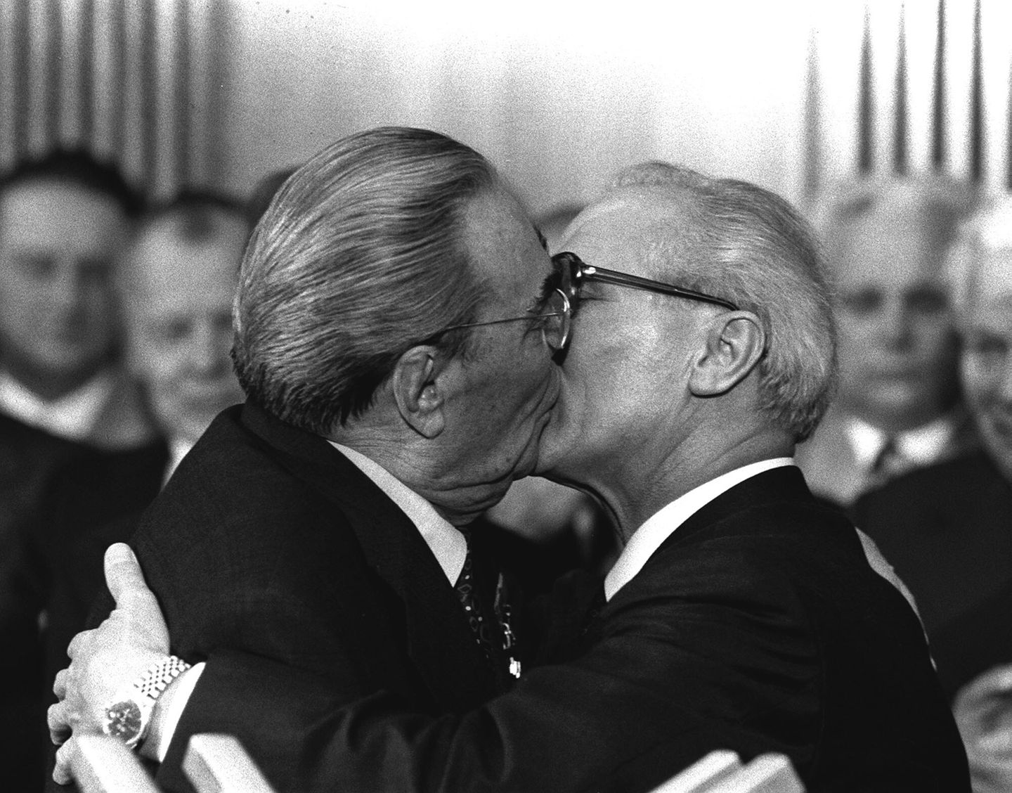 Leonid Breschnew, Staatsoberhaupt der Sowjetunion, küsst Erich Honecker nach seiner Rede zum 30. Jahrestag der DDR. Ost-Berlin, 1979