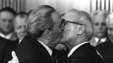 Leonid Breschnew, Staatsoberhaupt der Sowjetunion, küsst Erich Honecker nach seiner Rede zum 30. Jahrestag der DDR. Ost-Berlin, 1979