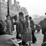 Eine Frau und ein Mann küssen sich vor einem Hotel, ein schwarz/weiss Portrait