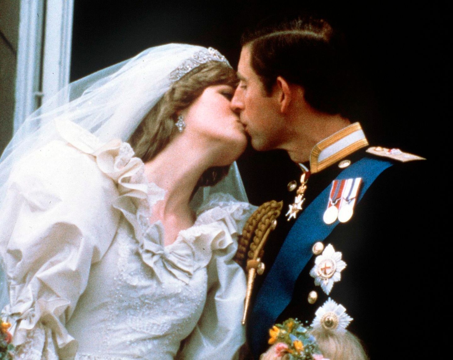 Hochzeitskuss zwischen Prinz Charles und Lady Di