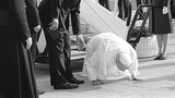 Papst Johannes Paul II. küsst bei seinem Deutschlandbesuch den Boden des Kölner Flughafens.
