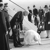 Papst Johannes Paul II. küsst bei seinem Deutschlandbesuch den Boden des Kölner Flughafens.